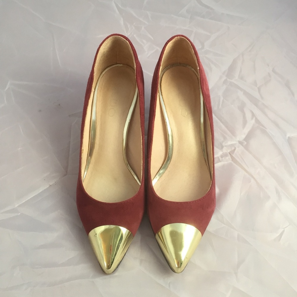 6.5 Aldo Oxblood Gold Captoe Kitten Heels